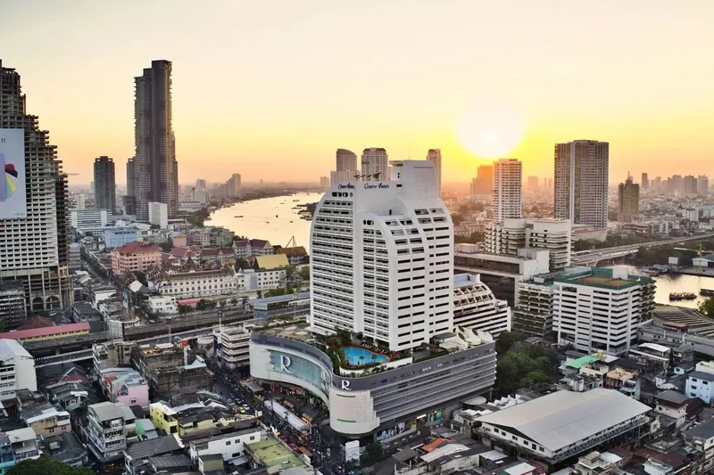 Фасад высотного здания отеля Centre Point Silom в Бангкоке