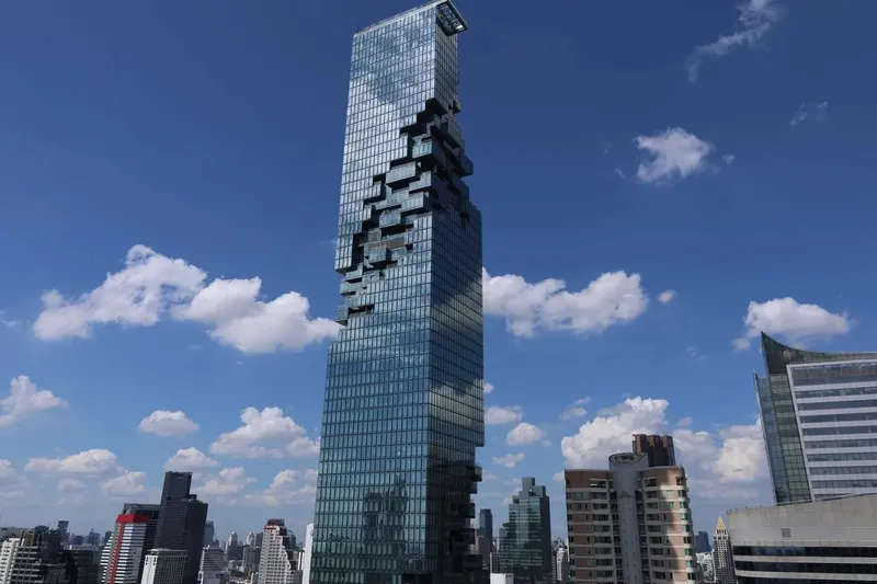 Небоскреб King Power Mahanakhon в Бангкоке с пиксельным стеклянным фасадом