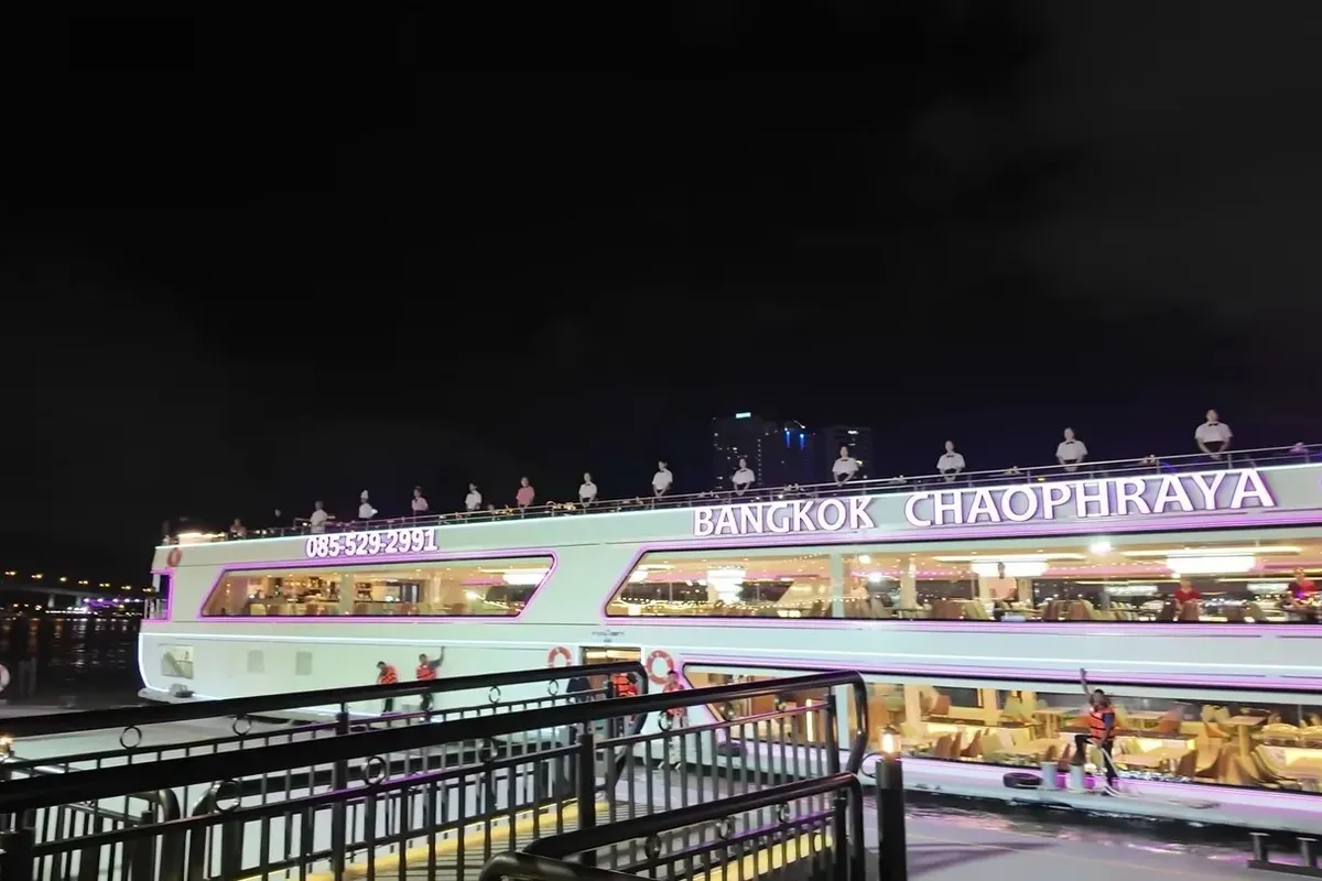 Туристический кораблик Chao Phraya у пирса в Бангкоке ночью