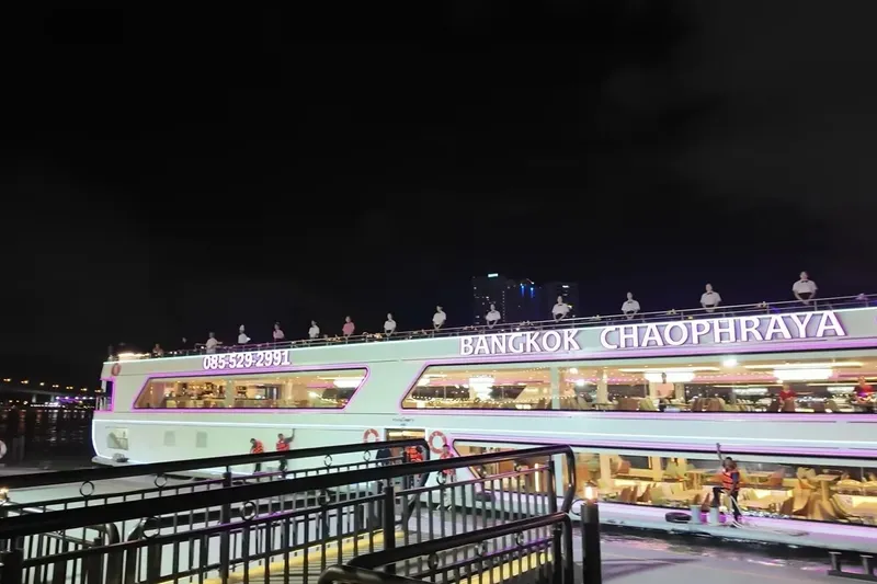 Туристический кораблик Chao Phraya у пирса в Бангкоке ночью