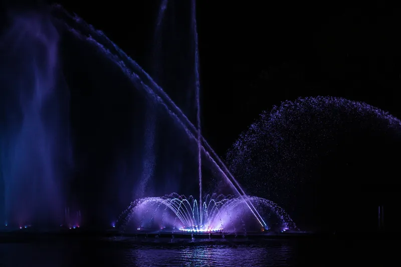 Светомузыкальное шоу фонтанов ICONIC Multimedia Water Feature на набережной ICONSIAM.