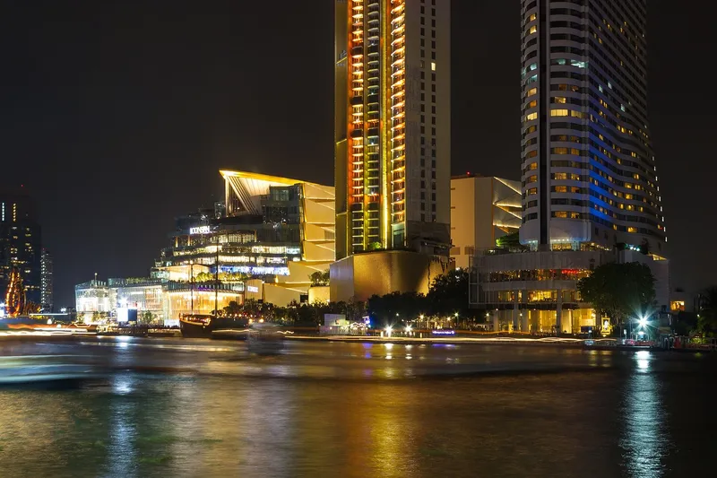 Торговый центр ICONSIAM ночью на берегу реки Чао Пхрая в Бангкоке