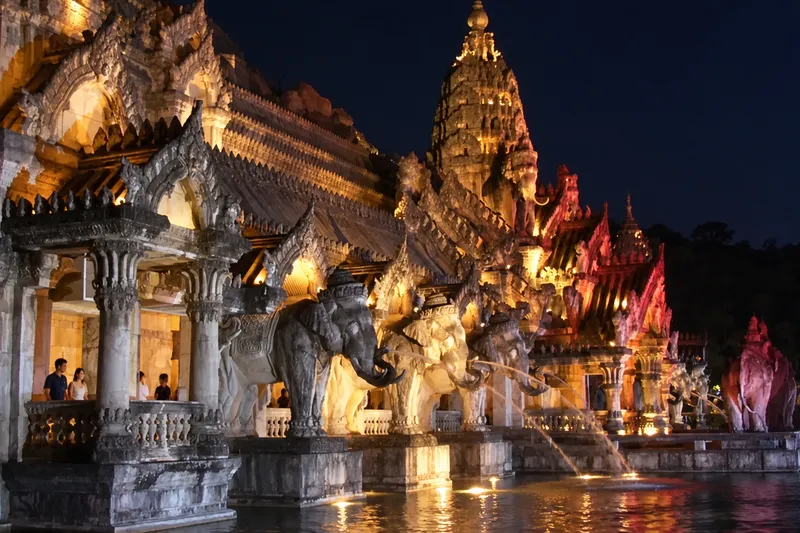 Монументальный фасад театрального дворца Palace of the Elephants со скульптурами слонов в парке Phuket FantaSea.